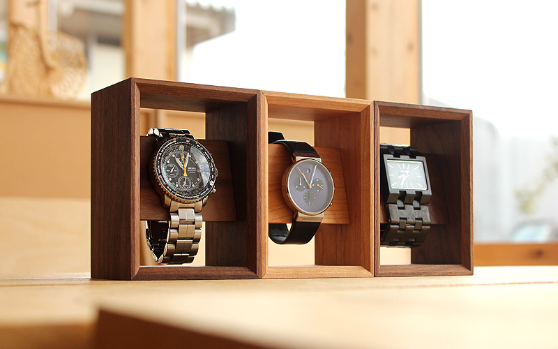 腕時計を額縁に飾るようにディスプレイできる木製腕時計スタンド 